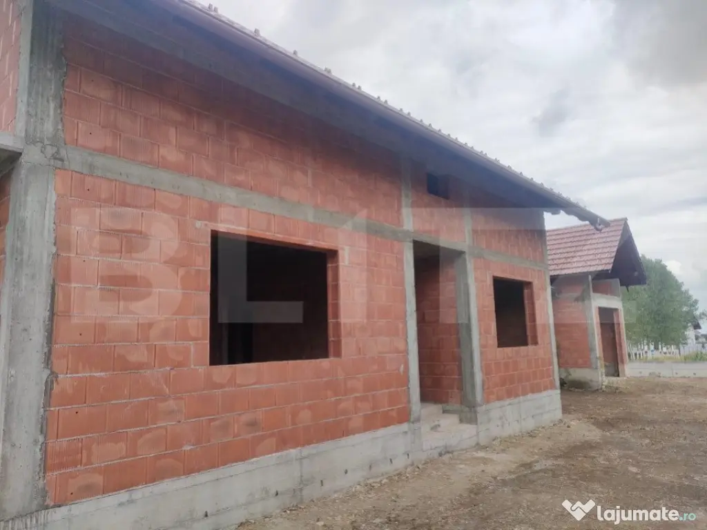 Casa la rosu, 350 mp utili, zona Marginea