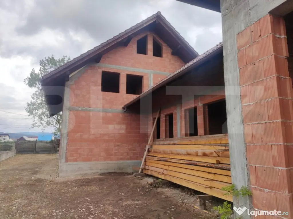 Casa la rosu, 350 mp utili, zona Marginea