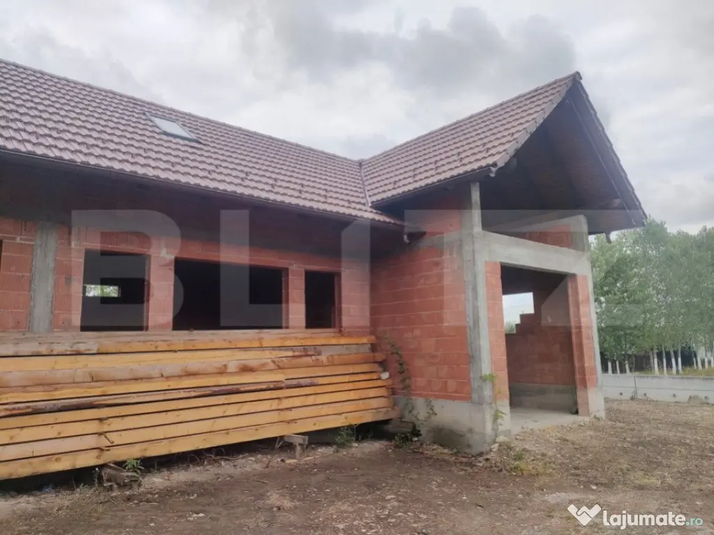 Casa la rosu, 350 mp utili, zona Marginea