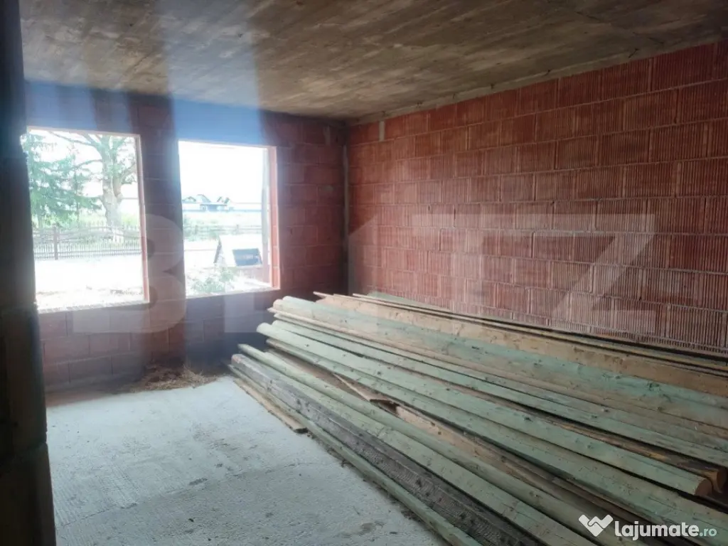 Casa la rosu, 350 mp utili, zona Marginea