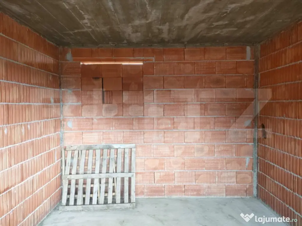 Casa la rosu, 350 mp utili, zona Marginea