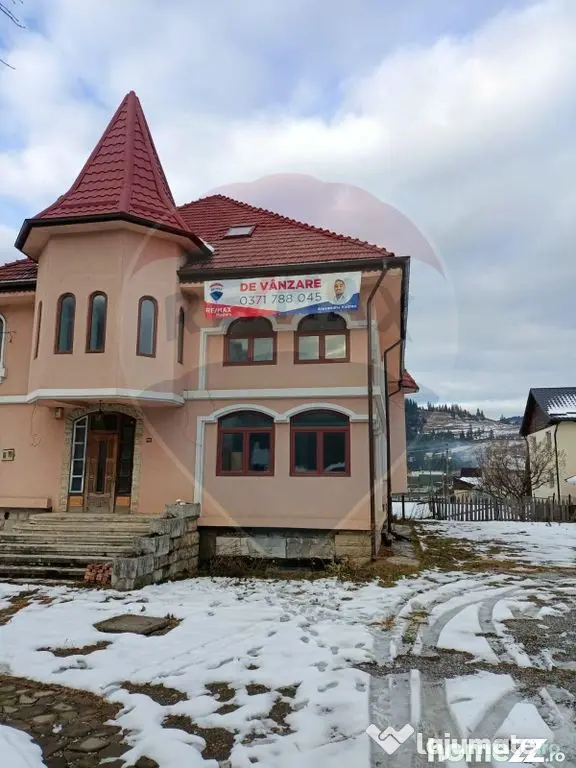 Pensiune/Casă cu 18 camere de vânzare în Campulung Mol...