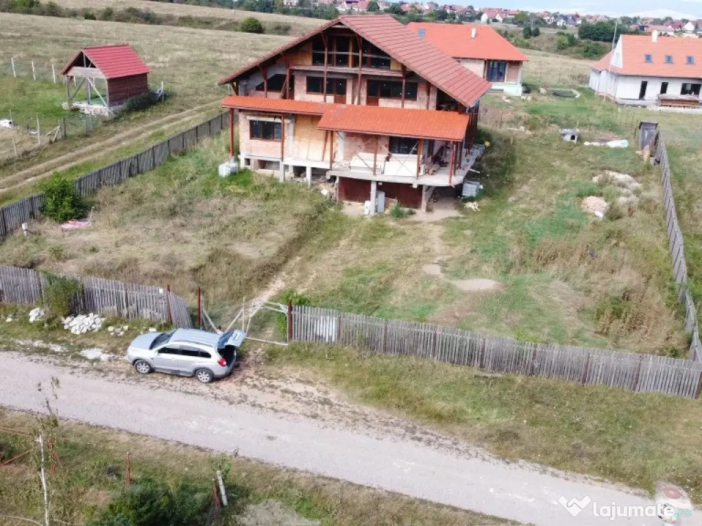 De vânzare un imobil la rosu în Sfântu Gheorghe