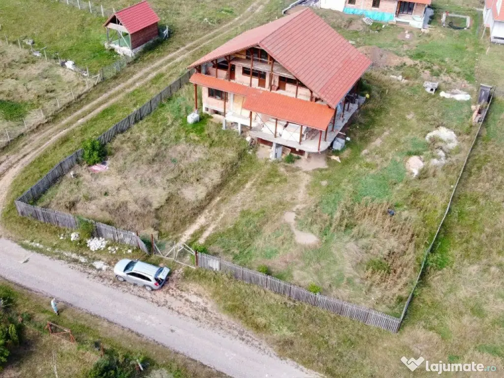 De vânzare un imobil la rosu în Sfântu Gheorghe