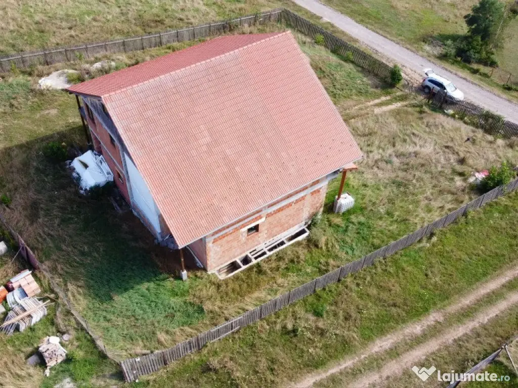 De vânzare un imobil la rosu în Sfântu Gheorghe