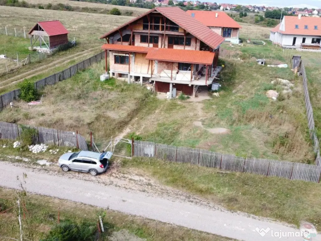 De vânzare un imobil la rosu în Sfântu Gheorghe