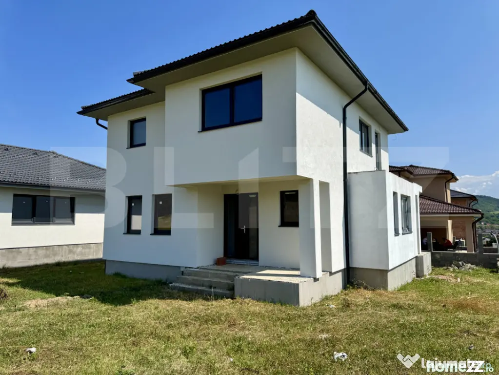 Vila noua de vanzare la intrare in Corunca