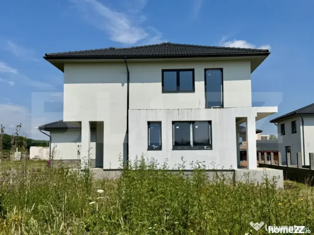 Vila noua de vanzare la intrare in Corunca