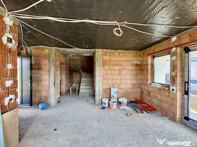 Vila noua de vanzare la intrare in Corunca