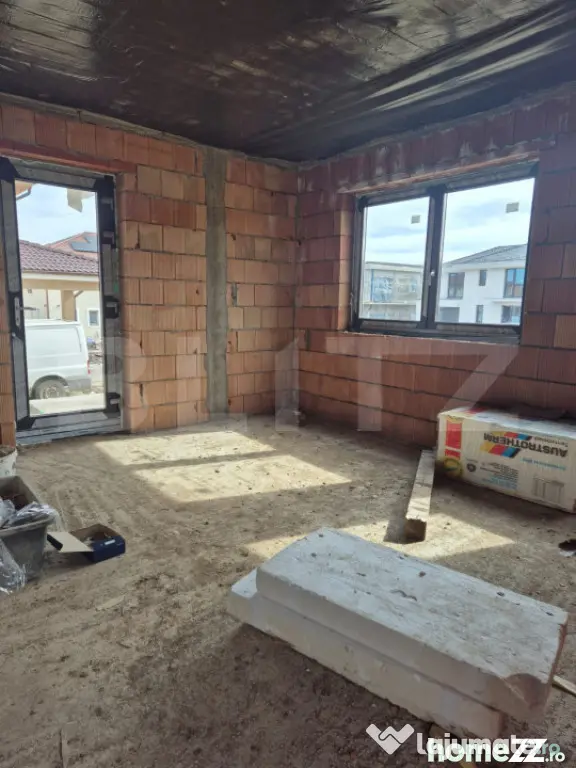 Vila noua de vanzare la intrare in Corunca