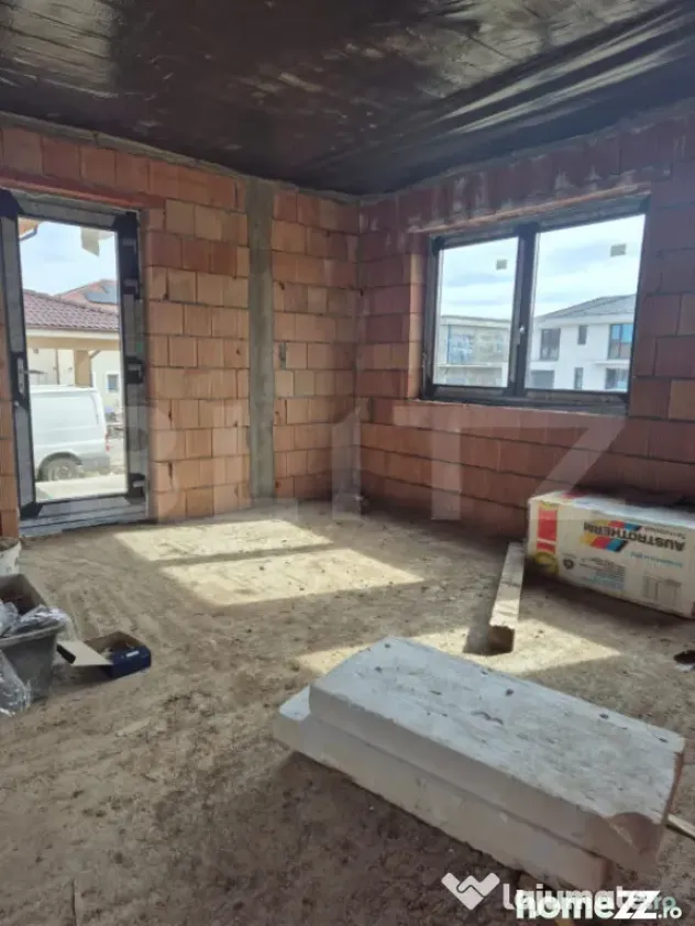 Vila noua de vanzare la intrare in Corunca