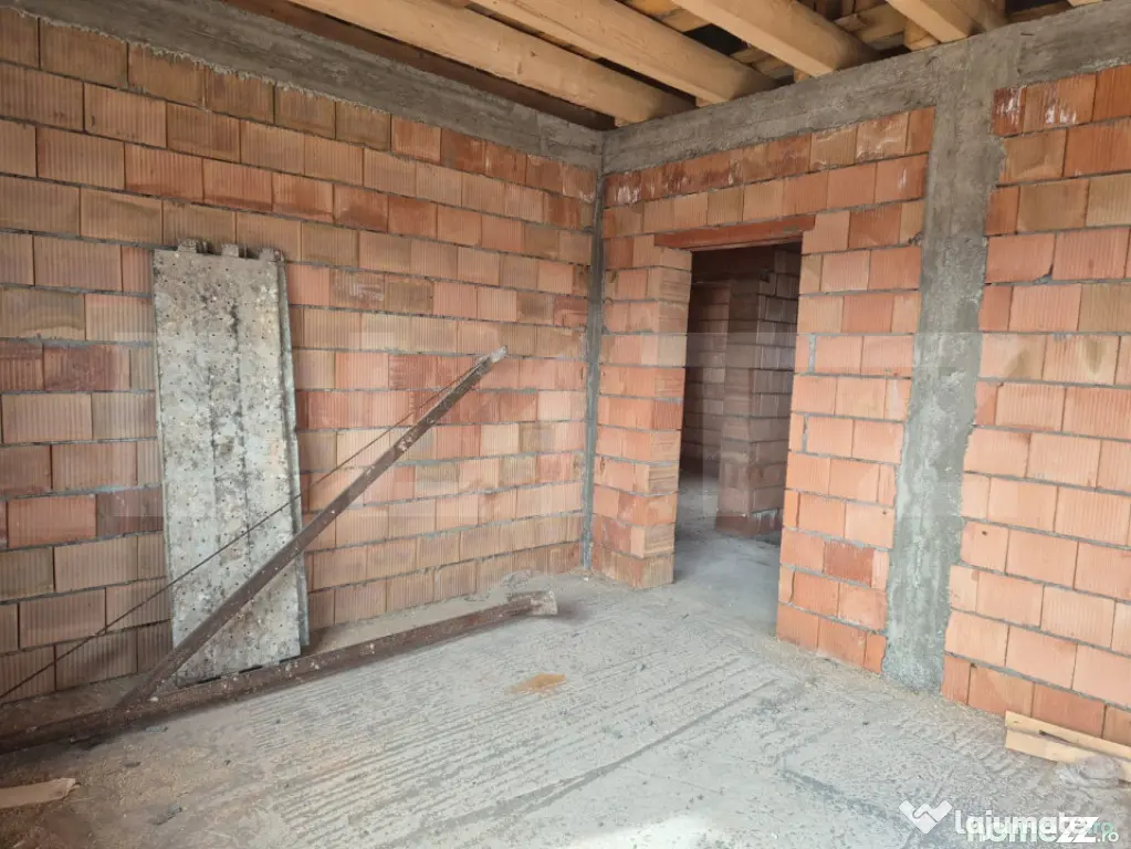 Vila noua de vanzare la intrare in Corunca
