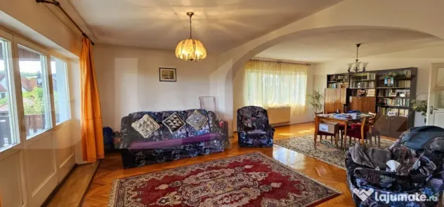 Casă, de vanzare, cu 6 camere, 300 mp, zona semicentrala