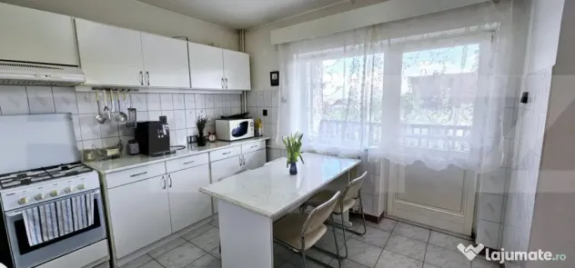 Casă, de vanzare, cu 6 camere, 300 mp, zona semicentrala