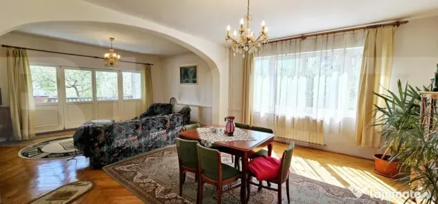 Casă, de vanzare, cu 6 camere, 300 mp, zona semicentrala