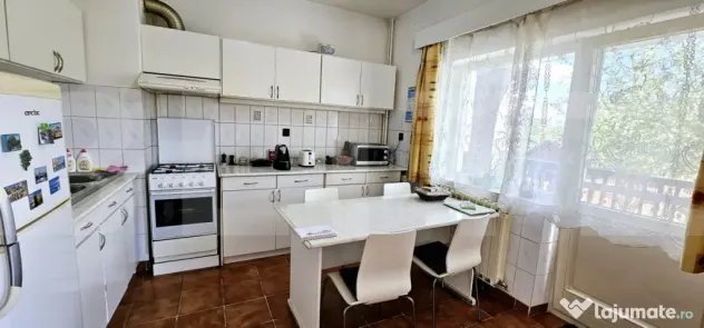 Casă, de vanzare, cu 6 camere, 300 mp, zona semicentrala