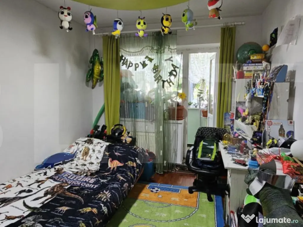 Apartament de 3 camere, decomandat, zona Garii