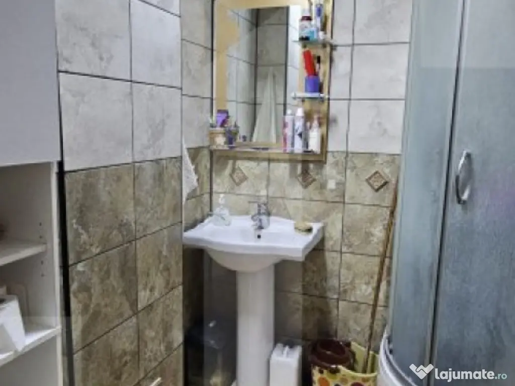 Apartament de 3 camere, decomandat, zona Garii