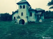 Conac boieresc + teren de 53.000 mp cu vita de vie 