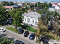 Monument Istoric Teatru langa Liceul Cuza