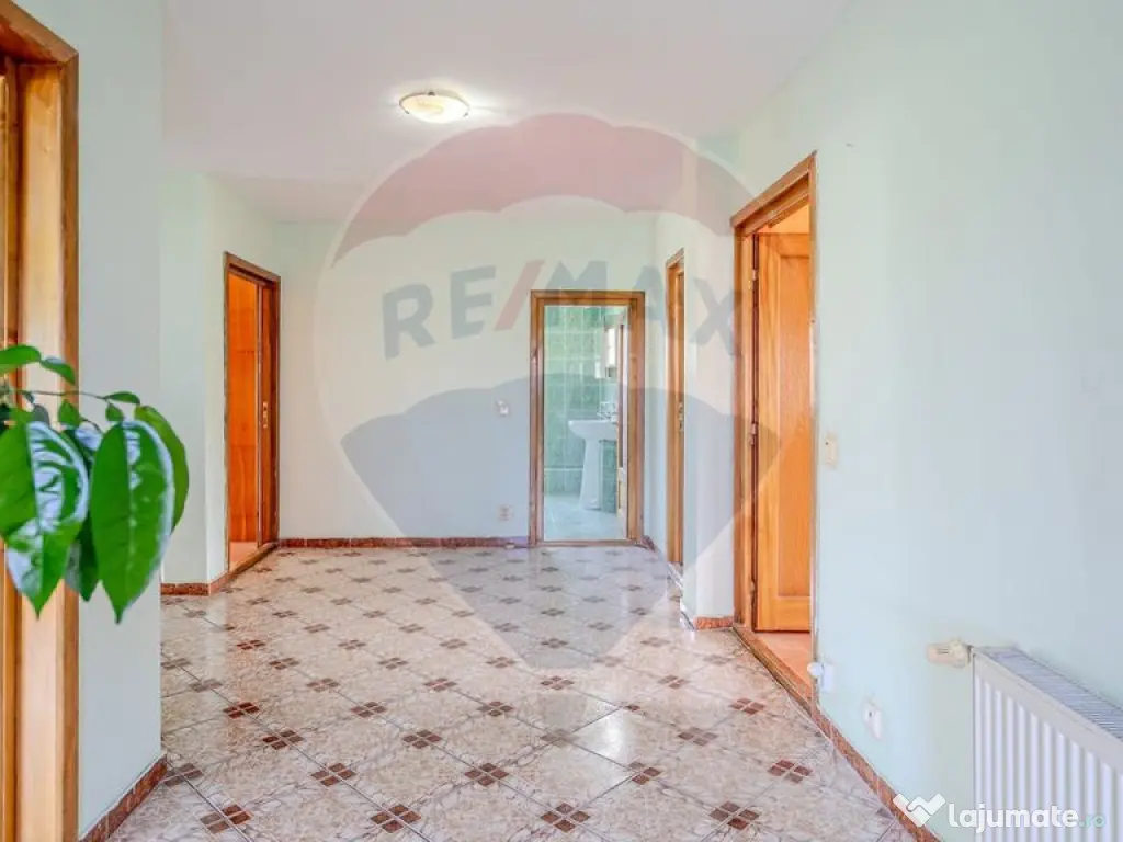 Vila rezidential/ gradina de vis/sera/ panouri/ Sanpetru!