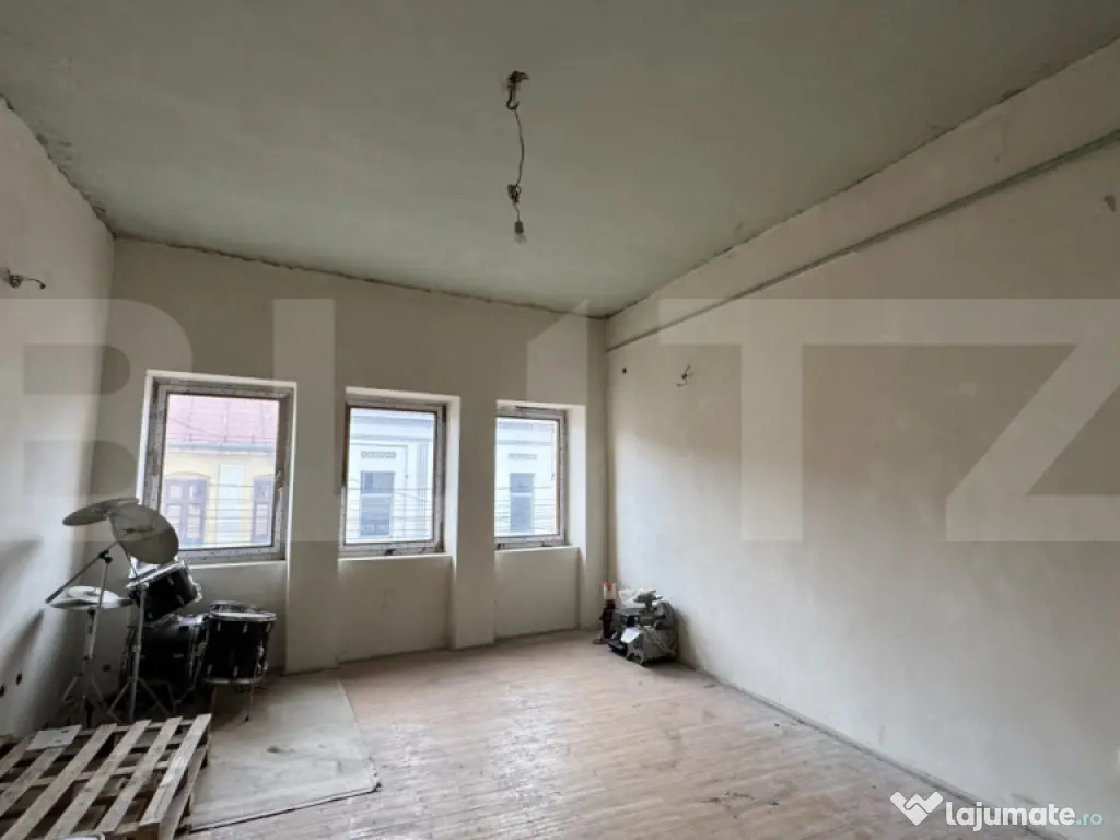 Casă S + P + E, 329 mp, cu spațiu comercial, teren 339 mp,