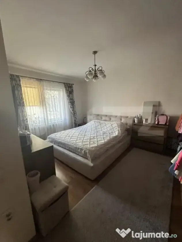 Apartament de vanzare, cu 3 camere, 85 mp, mobilat cu parcar
