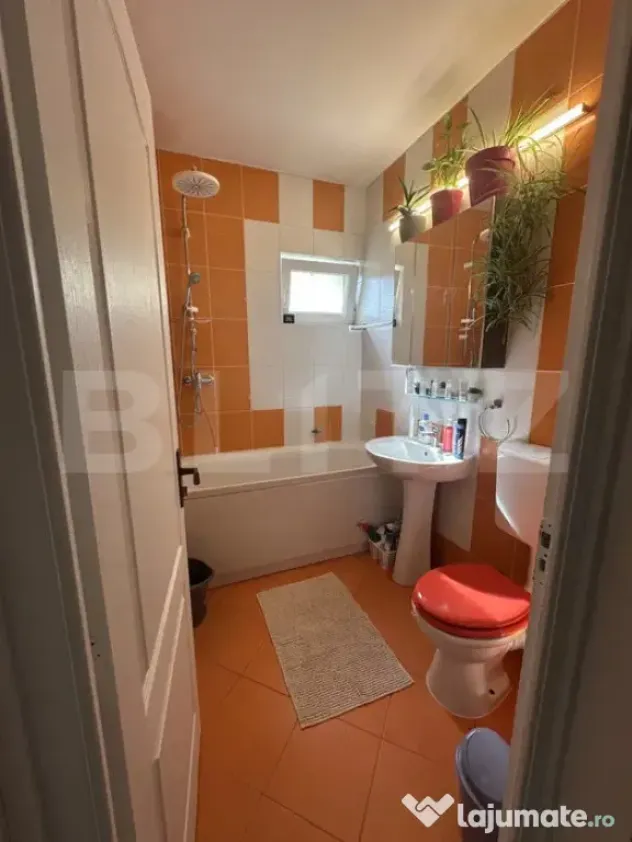 Apartament de vanzare, cu 3 camere, 85 mp, mobilat cu parcar