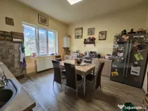 Apartament in casa 100 mp, 3 camere, teren 260mp, zona Dambu