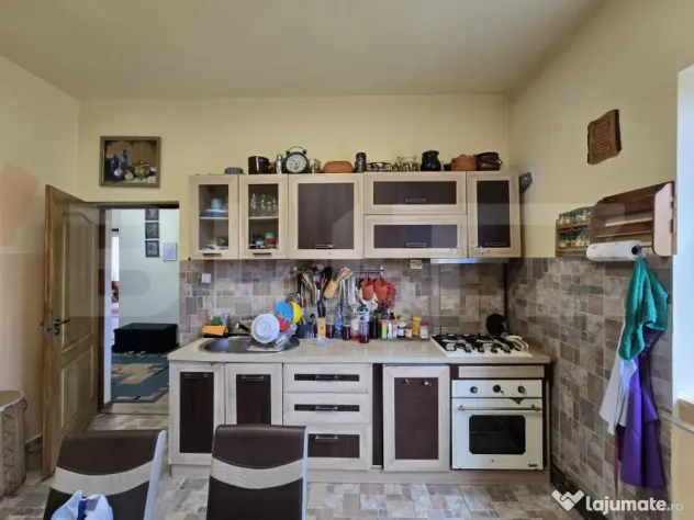 Apartament in casa 100 mp, 3 camere, teren 260mp, zona Dambu