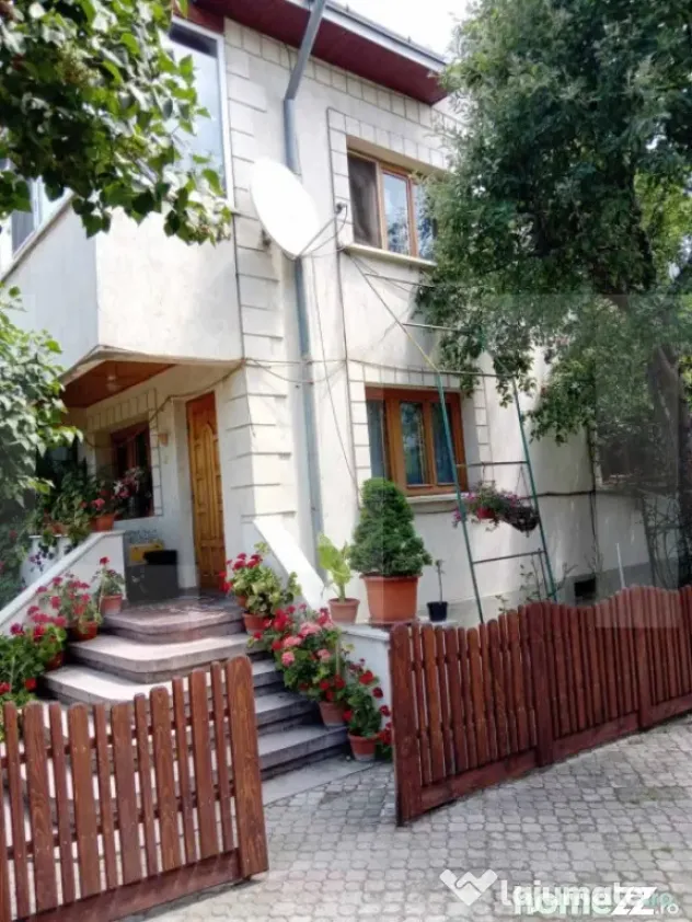 Casă cu spațiu adiacent pentru locuință/activitate profe