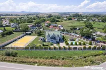Casă cu piscină și teren de tenis – Girov, 10 min de...