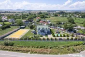 Casă cu piscină și teren de tenis – Girov, 10 min de...