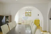Casă cu piscină și teren de tenis – Girov, 10 min de...