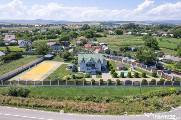 Casă cu piscină și teren de tenis – Girov, 10 min de...