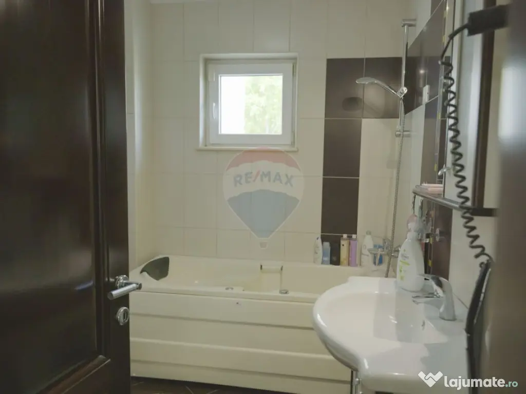 Casă cu piscină și teren de tenis – Girov, 10 min de...