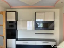 Apartament de 3 camere, 2 bai si balcon inchis, etaj interme