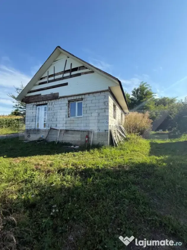 Casa la rosu, 64 mp + teren de 2600 mp, zona Frumoasa