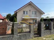 Casa de vanzare in Bacau Saucesti spatioasă cu etaj separat 