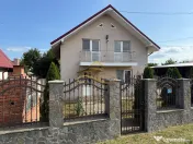 Casa de vanzare in Bacau Saucesti spatioasă cu etaj separat 