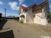 Casa de vanzare in Bacau Saucesti spatioasă cu etaj separat 