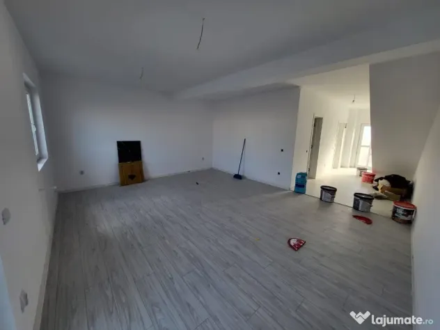 Duplex spatios cu 4 camere si mansarda cu placa de beton,gata de mutat