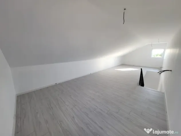 Duplex spatios cu 4 camere si mansarda cu placa de beton,gata de mutat