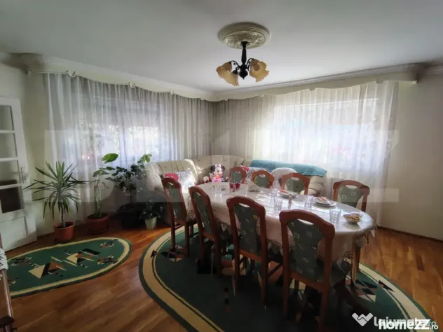Casa individuala cu 7 camere, 200 mp, teren 627 mp, Jucu de