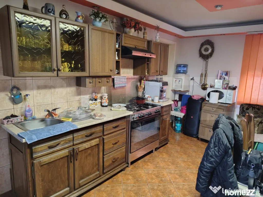 Casa individuala cu 7 camere, 200 mp, teren 627 mp, Jucu de