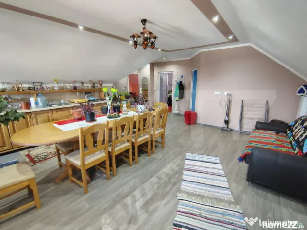 Casa individuala cu 7 camere, 200 mp, teren 627 mp, Jucu de