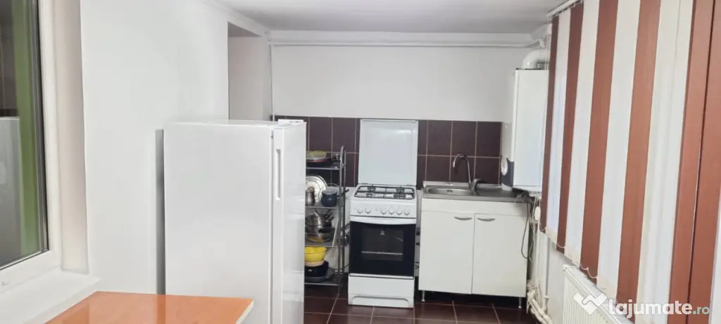 Apartament 2 camere Progresu, parter cu balcon mare.