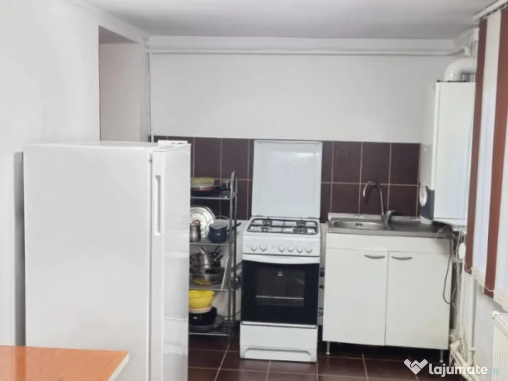 Apartament 2 camere Progresu, parter cu balcon mare.