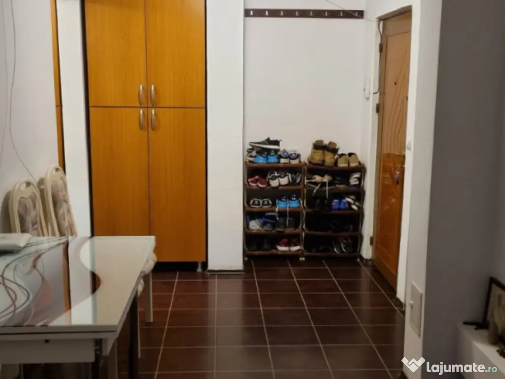 Apartament 2 camere Progresu, parter cu balcon mare.