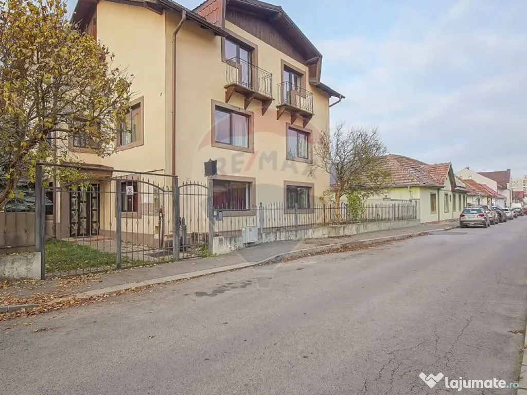 Casă / Vilă cu 12 camere de vânzare în zona Astra